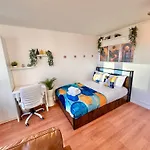 C - Newley Renovated Private Self-Contained Room In A Shared Apartment In Birmingham City Centre