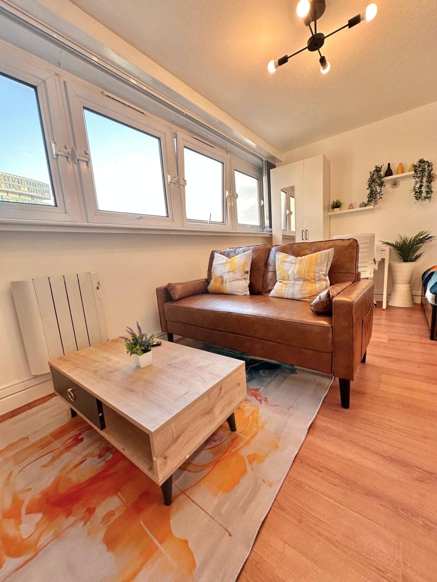C - Newley Renovated Private Self-contained In A Shared In Centre Guest house *