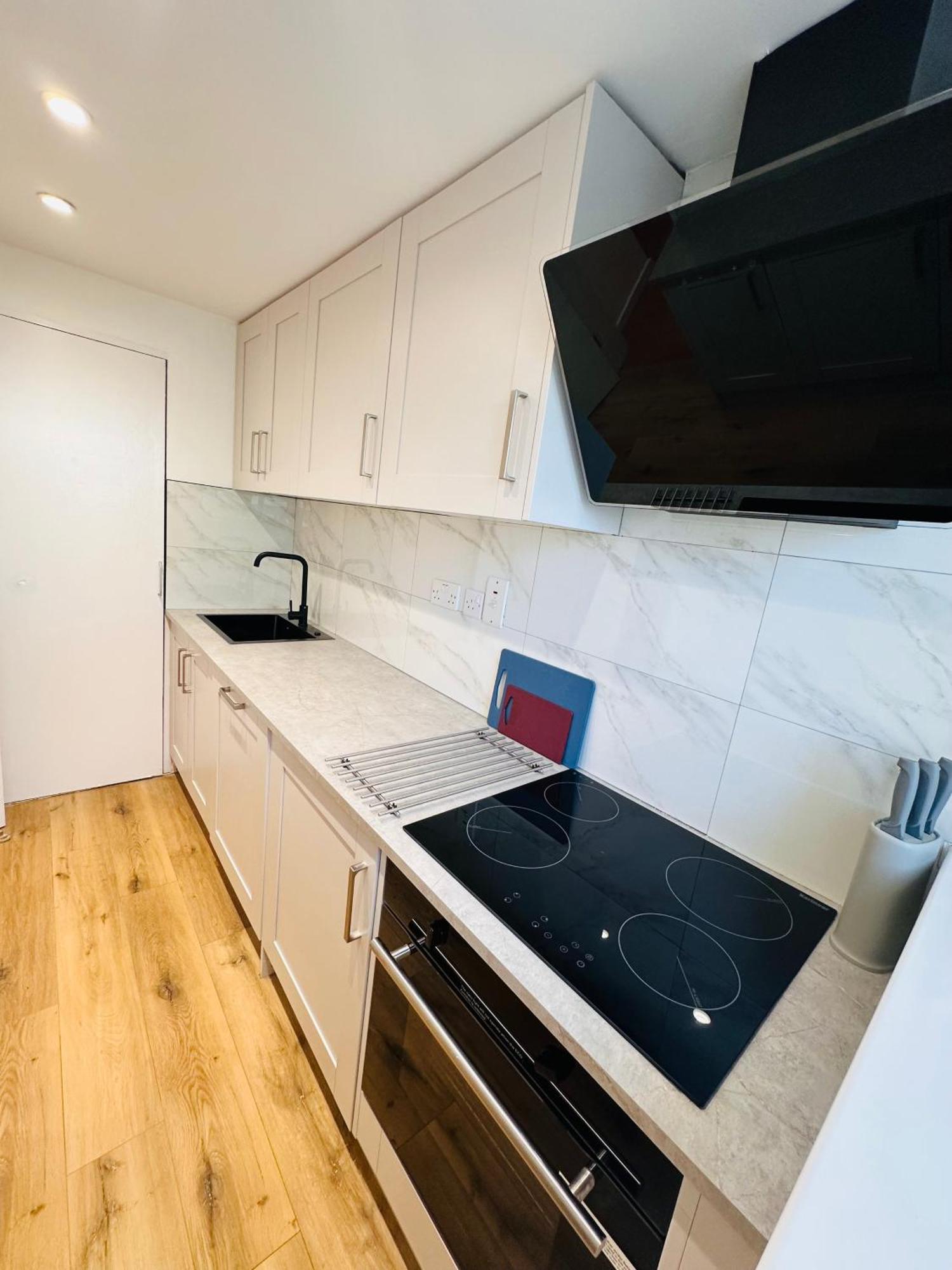 Guest house C - Newley Renovated Private Self-contained In A Shared In Centre Birmingham