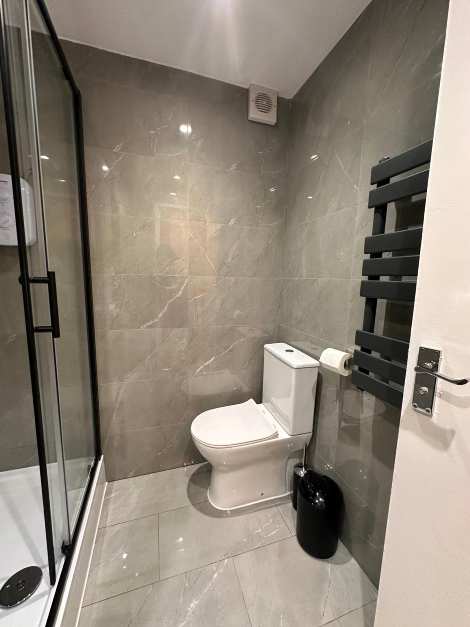 C - Newley Renovated Private Self-contained In A Shared In Centre * Birmingham