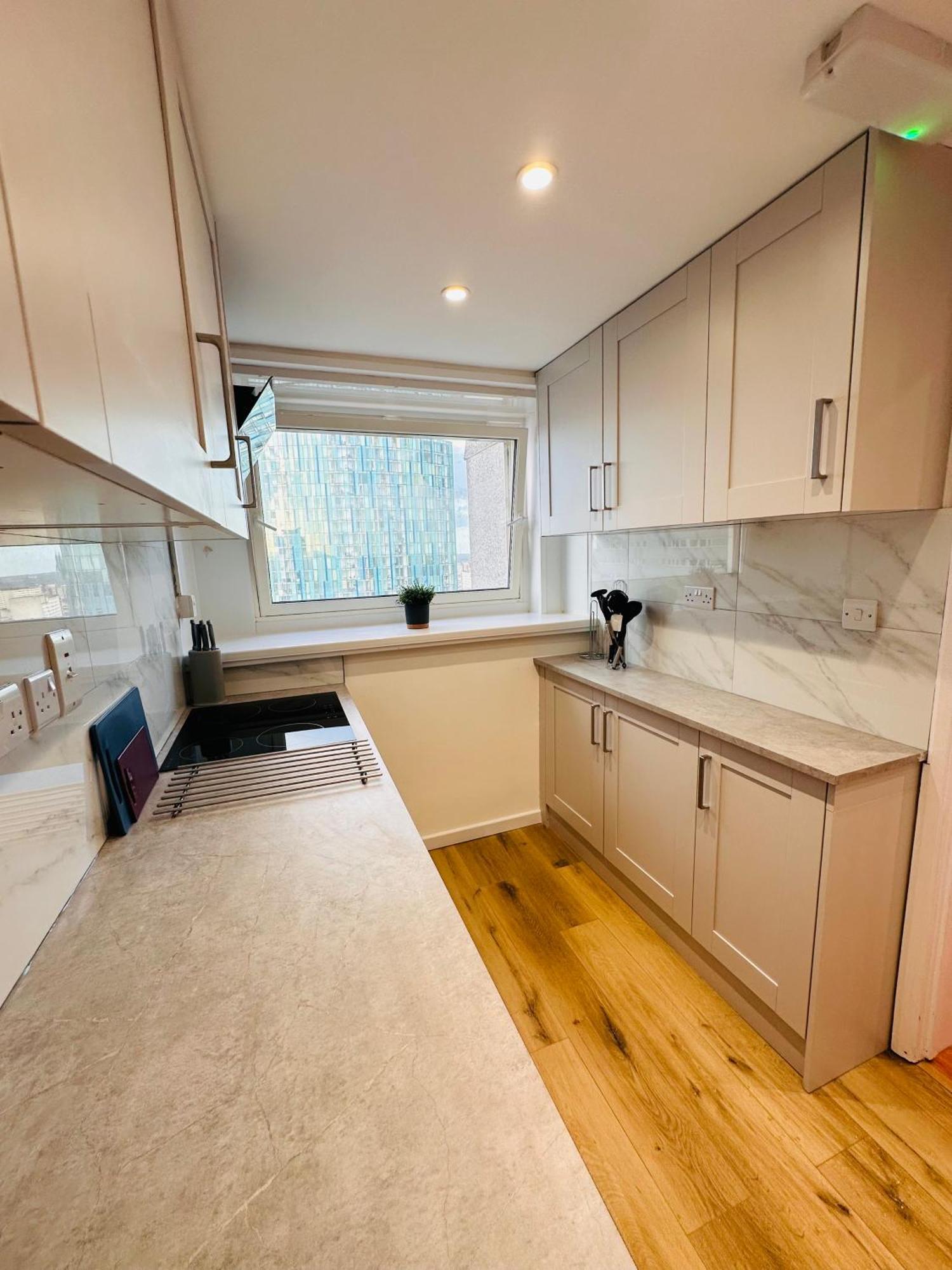 C - Newley Renovated Private Self-contained In A Shared In Centre
