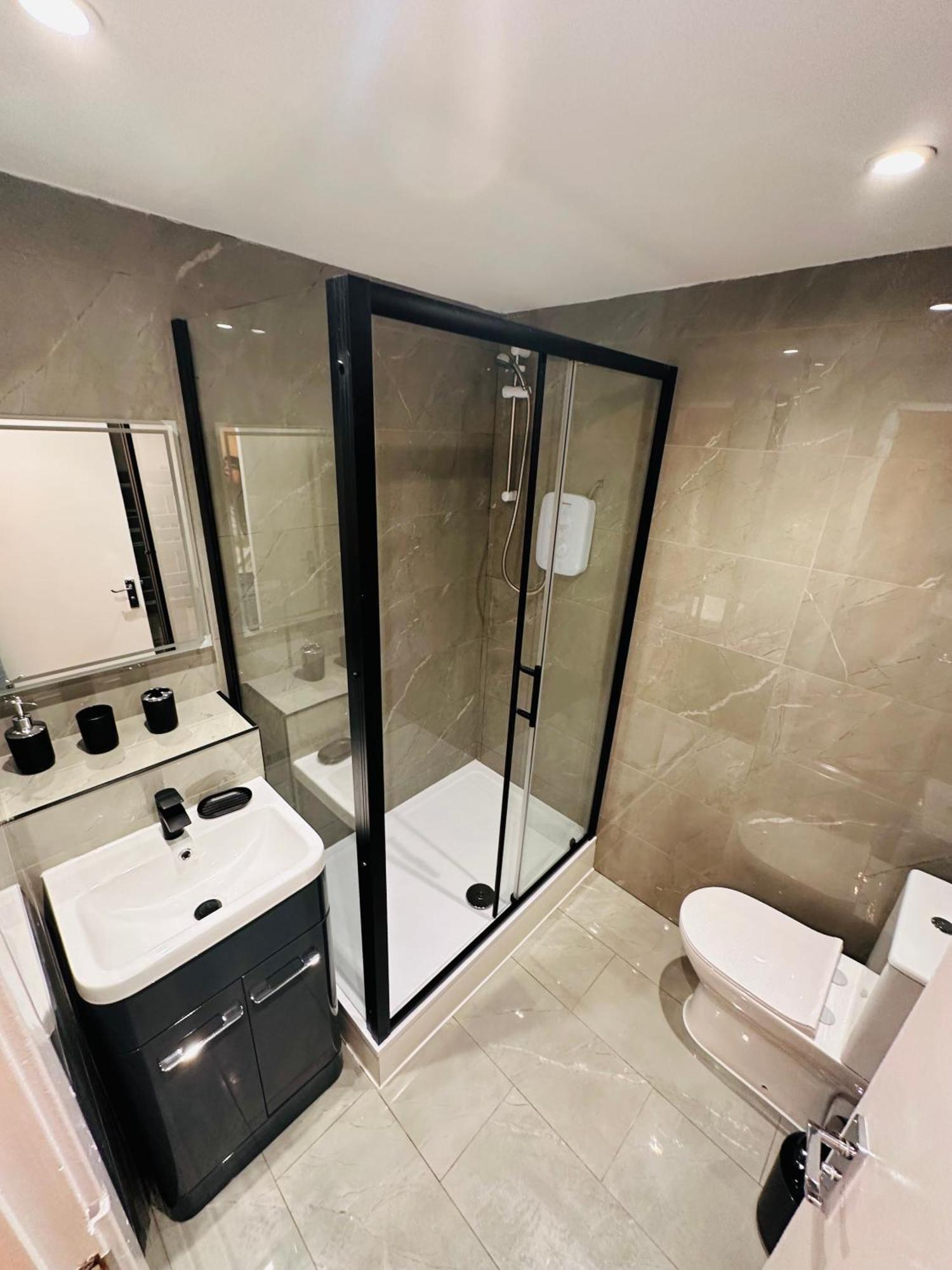 C - Newley Renovated Private Self-contained In A Shared In Centre Guest house
