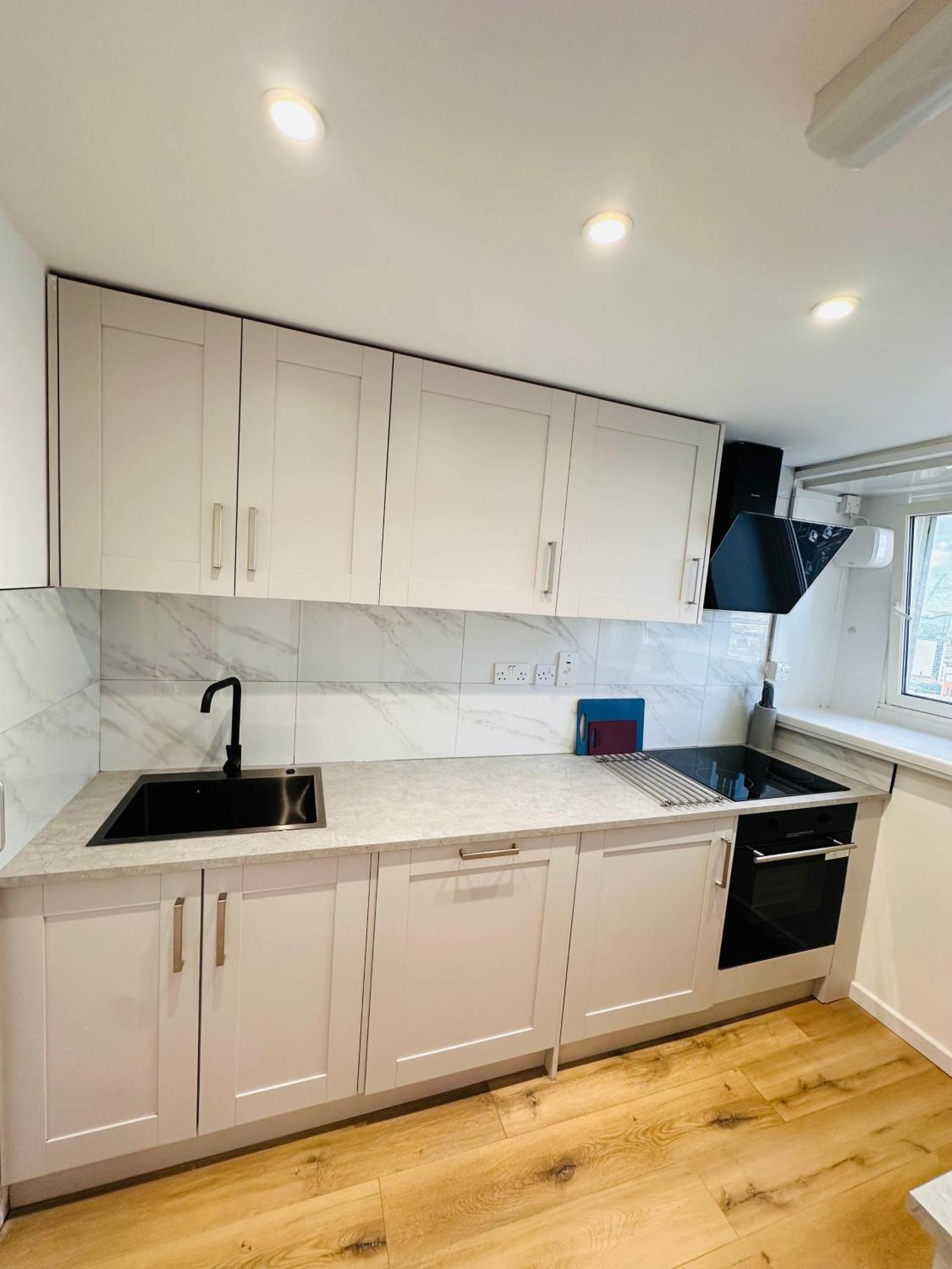 C - Newley Renovated Private Self-contained In A Shared In Centre * Birmingham