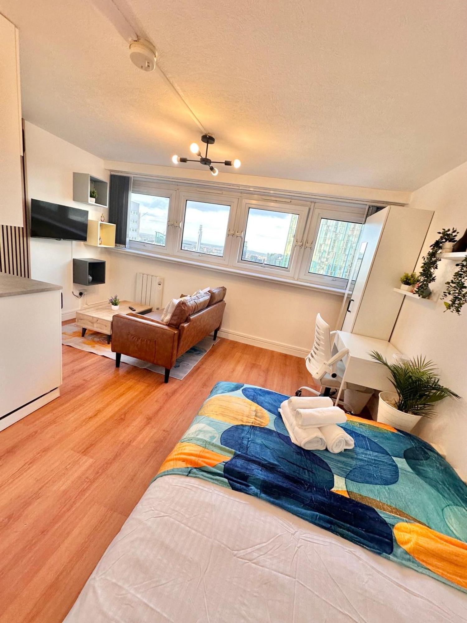 Guest house C - Newley Renovated Private Self-contained In A Shared In Centre *