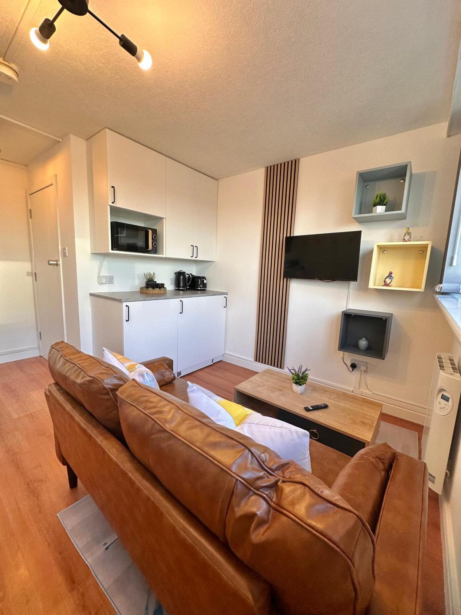 C - Newley Renovated Private Self-contained In A Shared In Centre Guest house Birmingham
