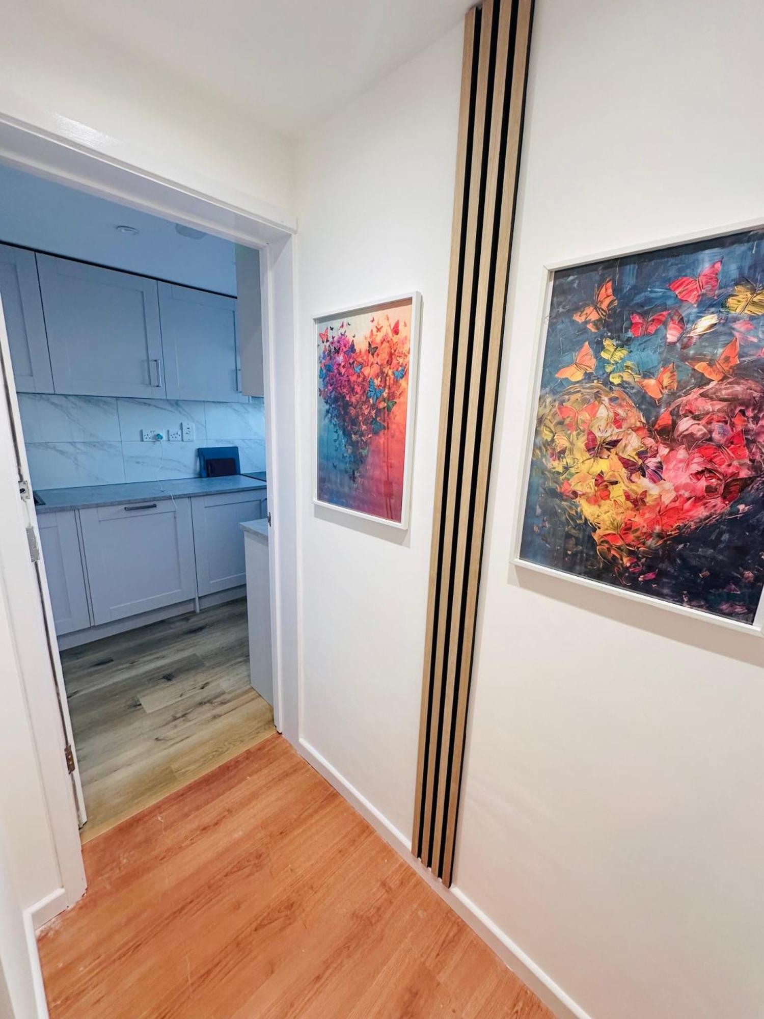 C - Newley Renovated Private Self-contained In A Shared In Centre
