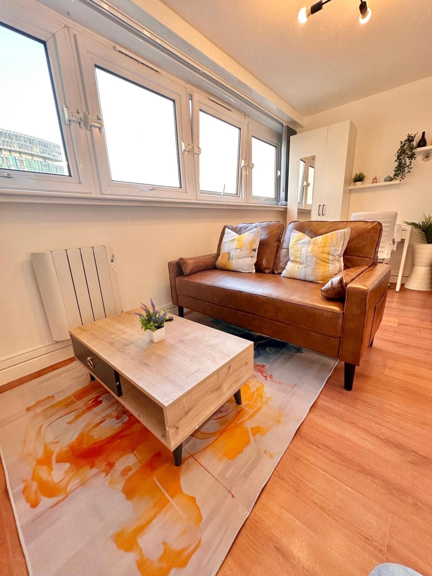 Guest house C - Newley Renovated Private Self-contained In A Shared In Centre *