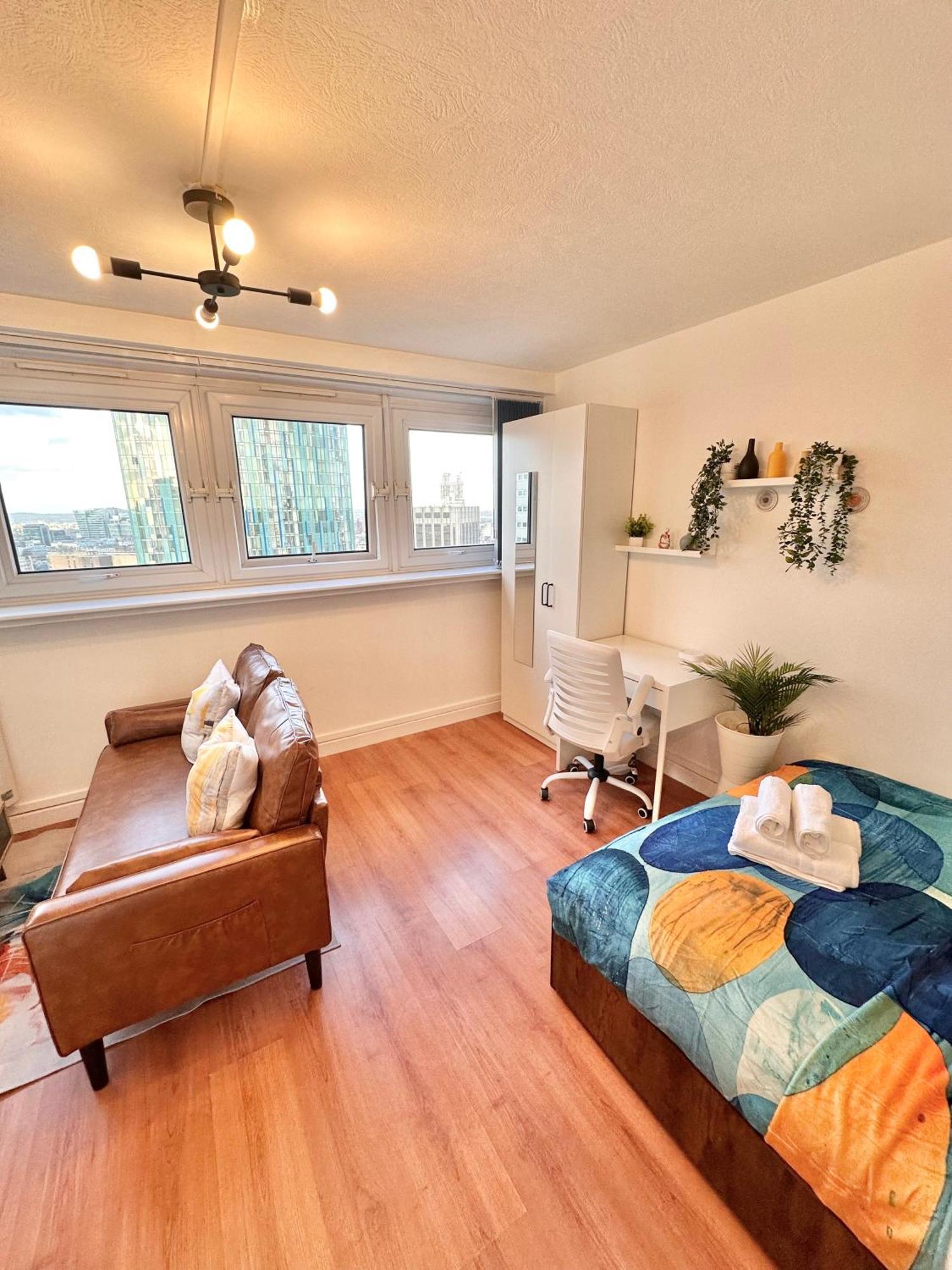 C - Newley Renovated Private Self-contained In A Shared In Centre *