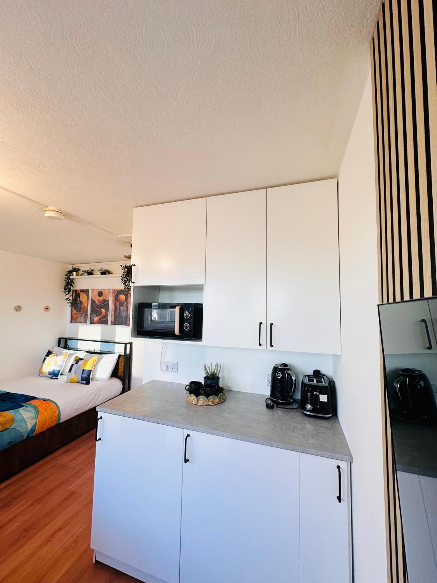 C - Newley Renovated Private Self-contained In A Shared In Centre Guest house *