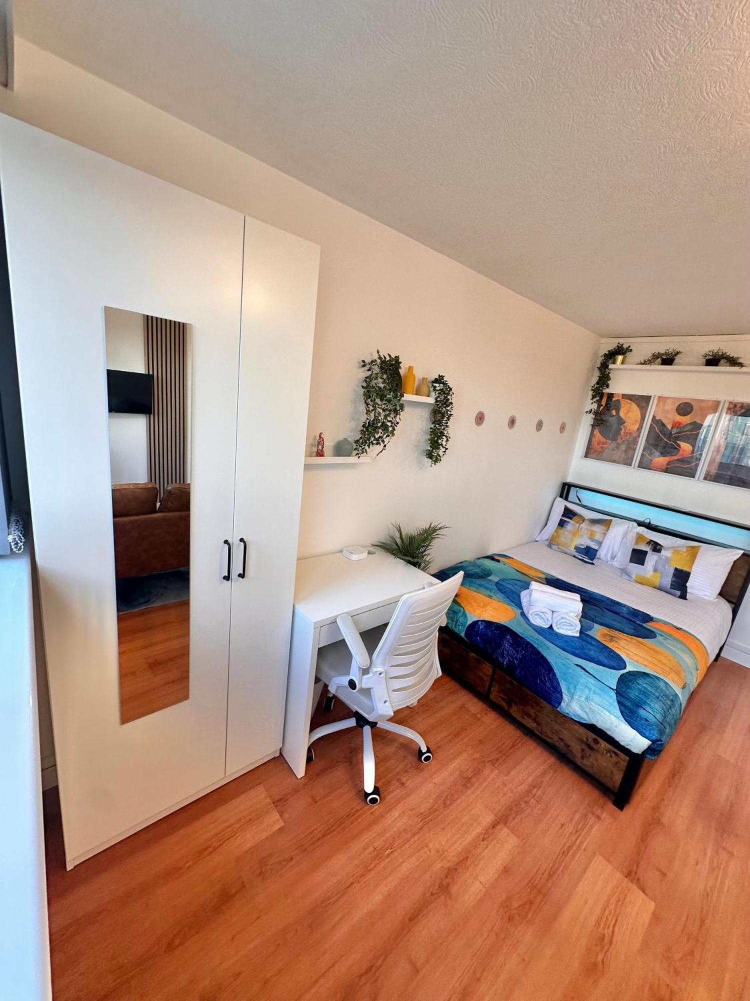 C - Newley Renovated Private Self-contained In A Shared In Centre